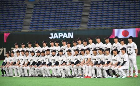 集合写真に臨む日本代表の選手たち