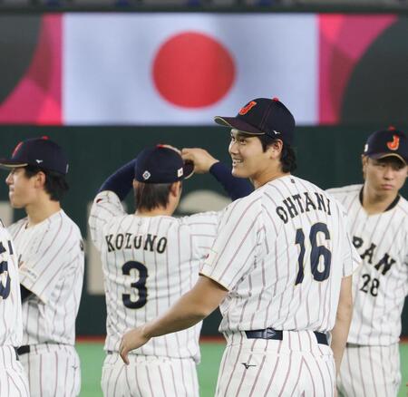 記念撮影に臨む大谷