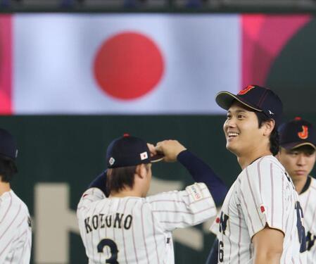 記念撮影に臨む大谷