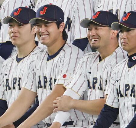 笑顔で記念撮影に臨む大谷（中央左）と鈴木（同右）