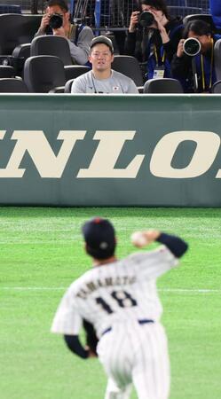 山本のキャッチボールを見る牧（撮影・金田祐二）