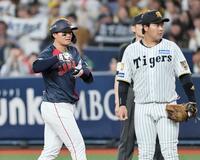 　２点適時打を放ちポーズする森下。右は大山（撮影・田中太一）