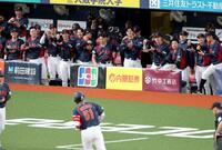 　１回、先制ソロを放った鈴木（手前）を祝福する大谷らナイン（撮影・山口登）