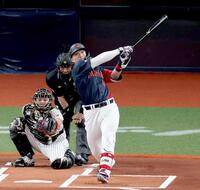 　１回、左越えに先制ソロを放つ鈴木（撮影・山口登）