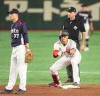 二塁上でペッパーミル・パフォーマンスを決めるラーズ・ヌートバー=２０２３年３月