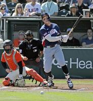 ジャイアンツ戦の１回、先制の２点打を放つ米国のジャッジ（共同）