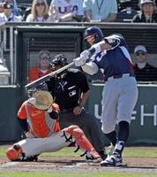 ジャイアンツ戦の１回、先制の２点打を放つ米国のジャッジ（共同）