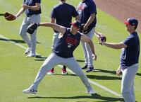 試合前にキャッチボールする米国のカーショー＝スコッツデール（共同）