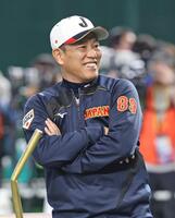 練習中、笑顔を見せる井端監督