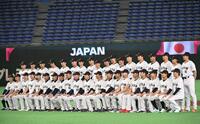 集合写真に臨む日本代表の選手たち
