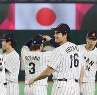 記念撮影に臨む大谷