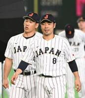 集合写真の撮影を終え、ベンチに戻る近藤（手前）