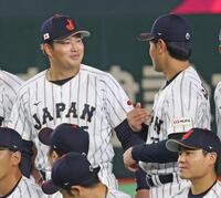 記念撮影に臨む村上（左）と岡本