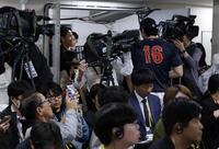 会見場を後にする大谷（読売新聞社提供）
