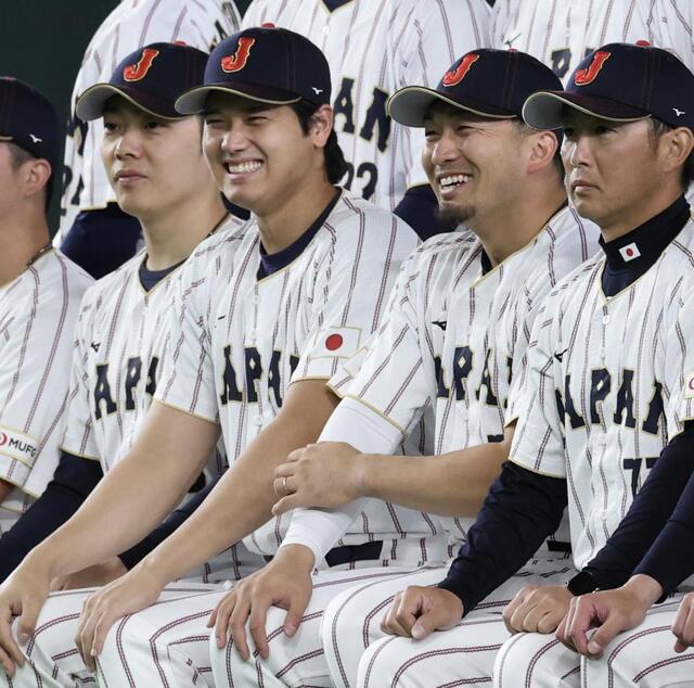 侍J記念撮影 大谷は鈴木と松本の間に