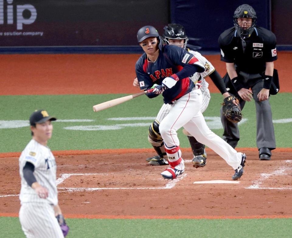 　７回、中前に２点適時打を放つ森下。投手湯浅（撮影・山口登）