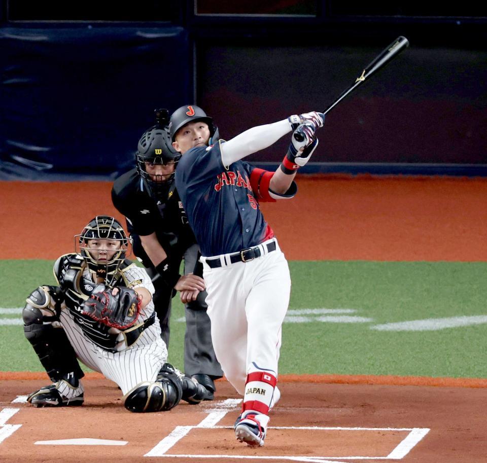 　１回、左越えに先制ソロを放つ鈴木（撮影・山口登）