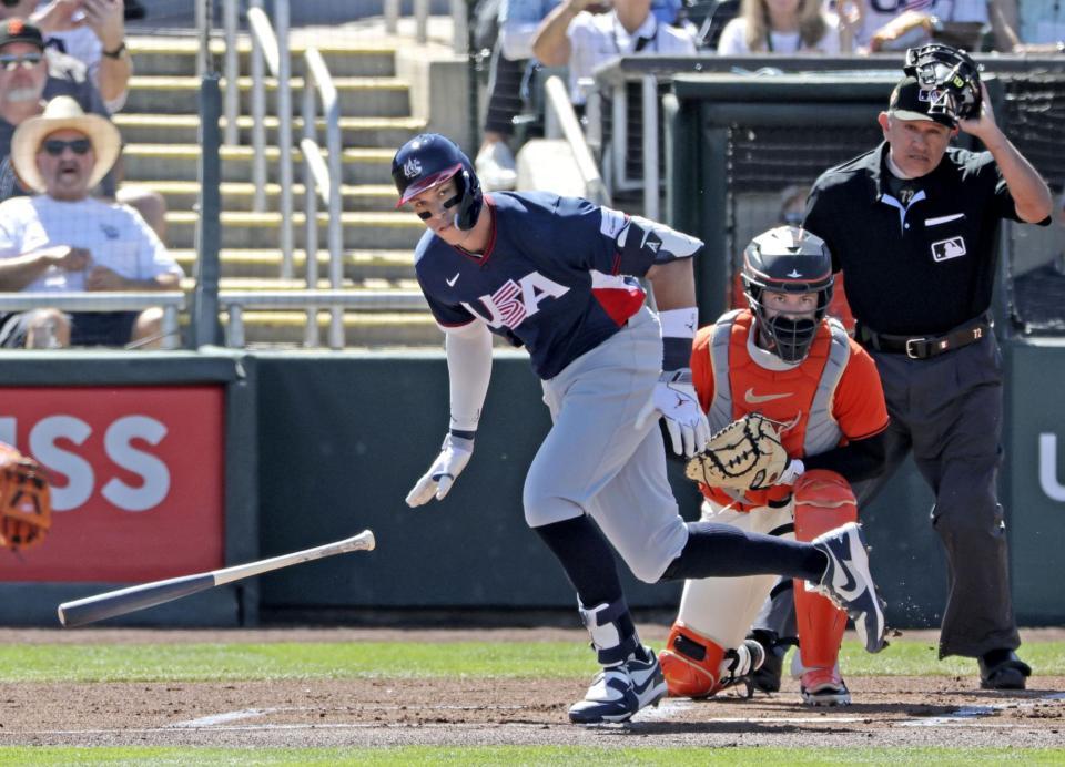 ジャイアンツ戦の１回、先制の２点打を放つ米国のジャッジ（共同）