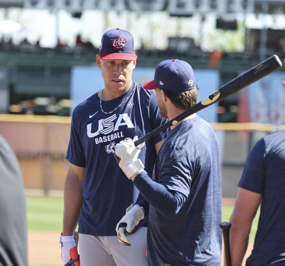 試合前にチームメートと話す米国のジャッジ（共同）