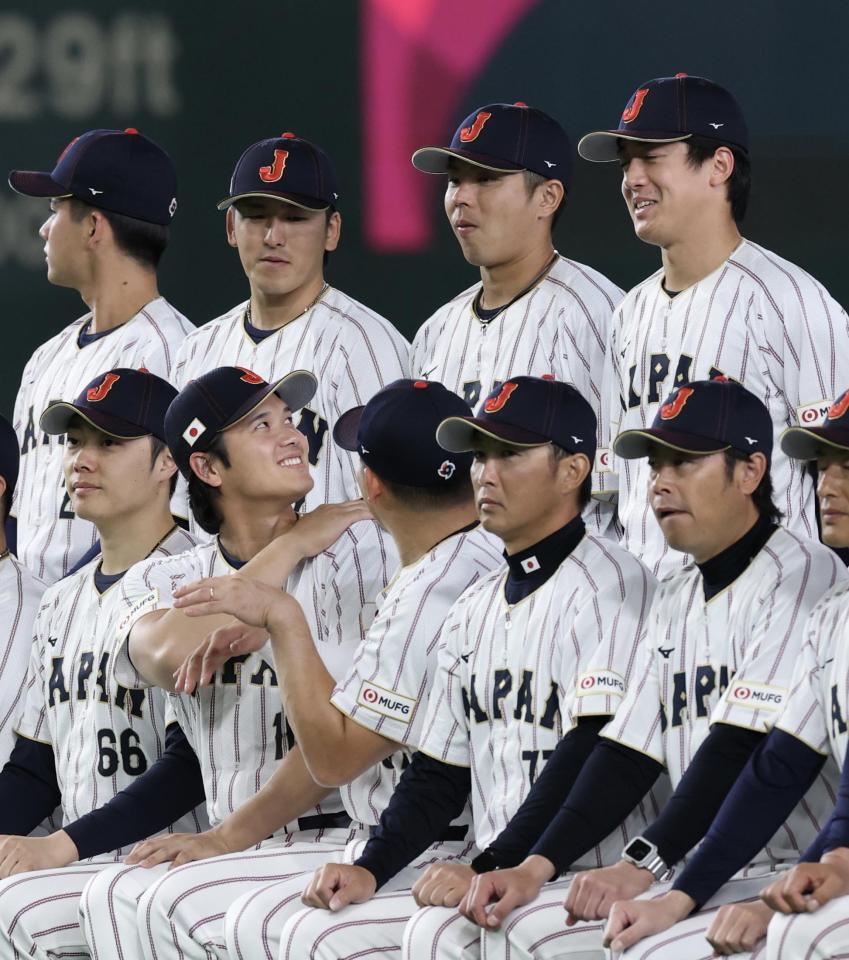 記念撮影前、北山（右上）と話す大谷（左下）＝撮影・伊藤笙子