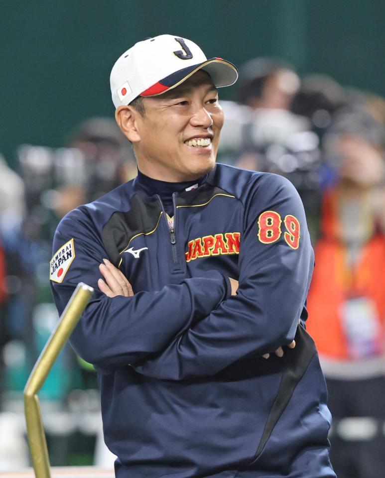 練習中、笑顔を見せる井端監督