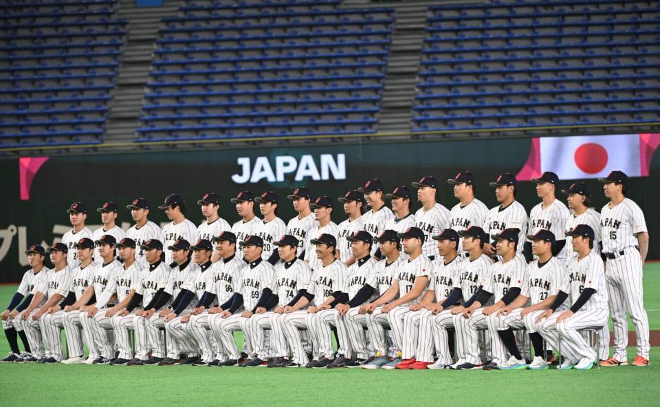集合写真に臨む日本代表の選手たち
