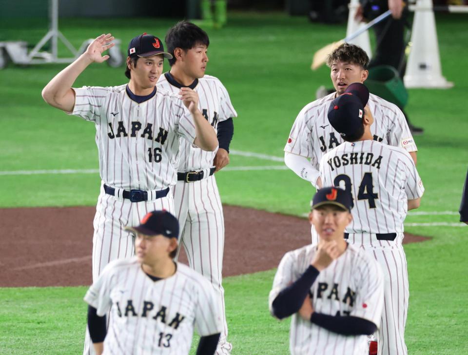 グランドに姿を見せた（左から）大谷、岡本、鈴木、吉田ら（撮影・金田祐二）