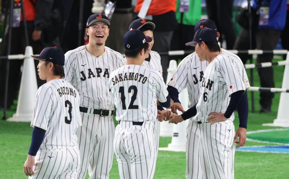 輪になって笑顔の佐藤輝（撮影・金田祐二）