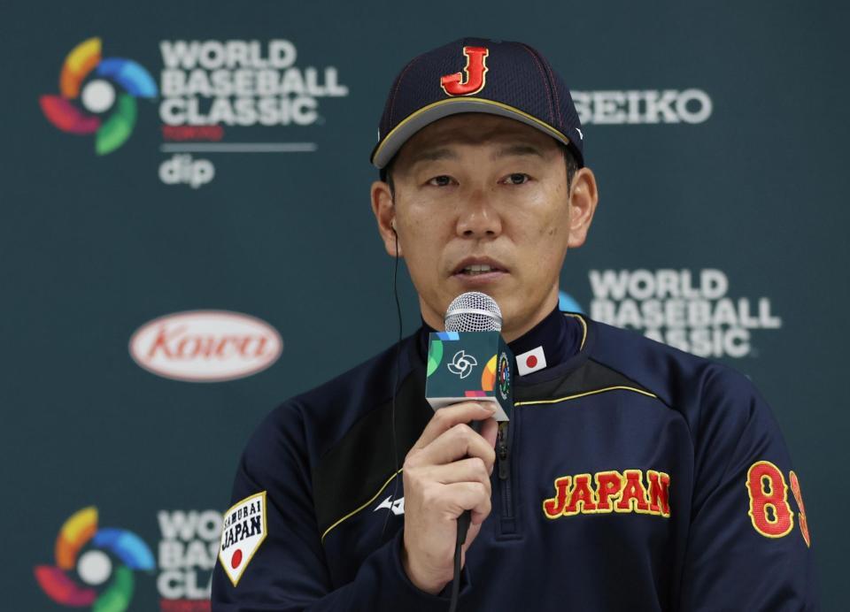 会見する井端監督（読売新聞社提供）