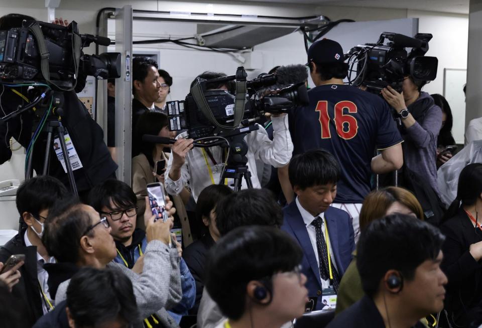 会見場を後にする大谷（読売新聞社提供）