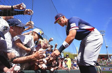 試合前、サインの求めに応じるジャッジ（共同）