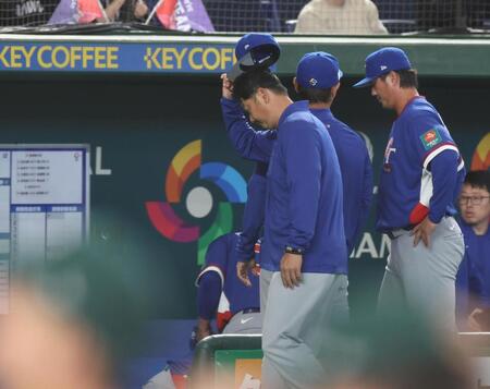 あいさつをしてベンチに戻る台湾・曽豪駒監督＝東京ドーム（撮影・佐々木彰尚）