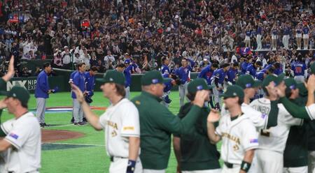 試合後、あいさつをする台湾ナイン（奥）＝東京ドーム（撮影・佐々木彰尚）