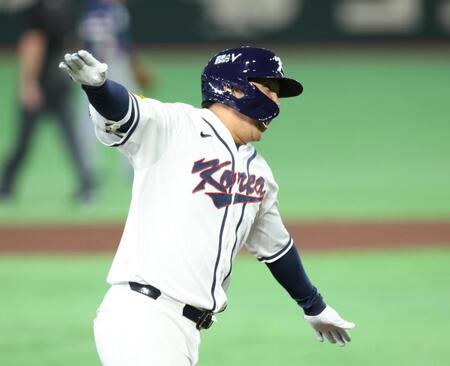 　１回、先制満塁本塁打を放つ文保景（撮影・金田祐二）