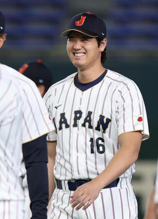 記念撮影を終え、笑顔で引き揚げる大谷＝４日