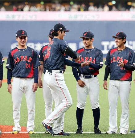 オープニングセレモニーで大谷（手前）とタッチする根尾（右から２人目）、仲地（右端）、金丸（左端）ら　※※　＝京セラドーム大阪＝３日