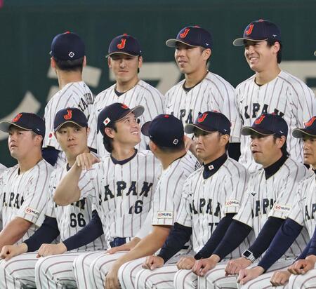 記念撮影の前に、北山（後列右端）に話しかける大谷（前列中央左）＝４日