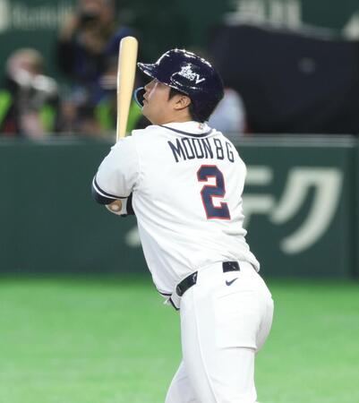 　１回、先制満塁本塁打を放つ文保景（撮影・金田祐二）