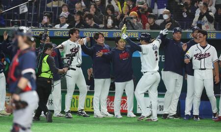 １回、先制満塁本塁打の文保景を迎える韓国ナイン（撮影・金田祐二）