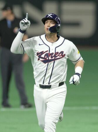 ３回、左中間にソロを放ったウィットコム＝東京ドーム（撮影・金田祐二）