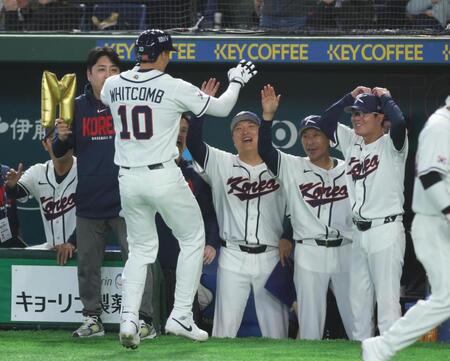 　３回、ソロを放ったウィットコムを迎える柳志炫監督（右端）＝撮影・金田祐二