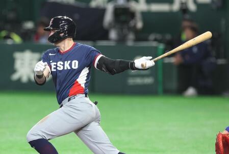 ４回、左前打を放つフルプ（撮影・金田祐二）