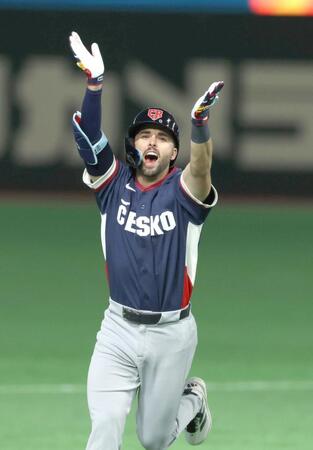 ５回、３ランを放ち喜ぶバブラ（撮影・金田祐二）