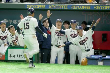 ８回、ソロを放ったジャマイ・ジョーンズを迎える柳志炫監督（右端）ら（撮影・金田祐二）