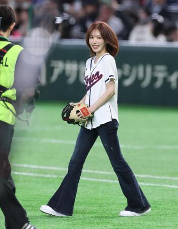 ファーストピッチセレモニーを務めるＲｅｄ　Ｖｅｌｖｅｔのウェンディ（撮影・金田祐二）