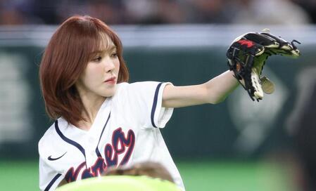 ファーストピッチセレモニーを務めるＲｅｄ　Ｖｅｌｖｅｔのウェンディ（撮影・金田祐二）