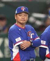 腕を組む台湾・曽豪駒監督（撮影・佐々木彰尚）