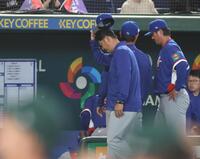 あいさつをしてベンチに戻る台湾・曽豪駒監督＝東京ドーム（撮影・佐々木彰尚）