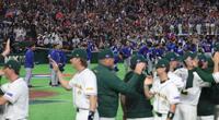 試合後、あいさつをする台湾ナイン（奥）＝東京ドーム（撮影・佐々木彰尚）