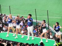 特設ステージで応援する台湾応援団